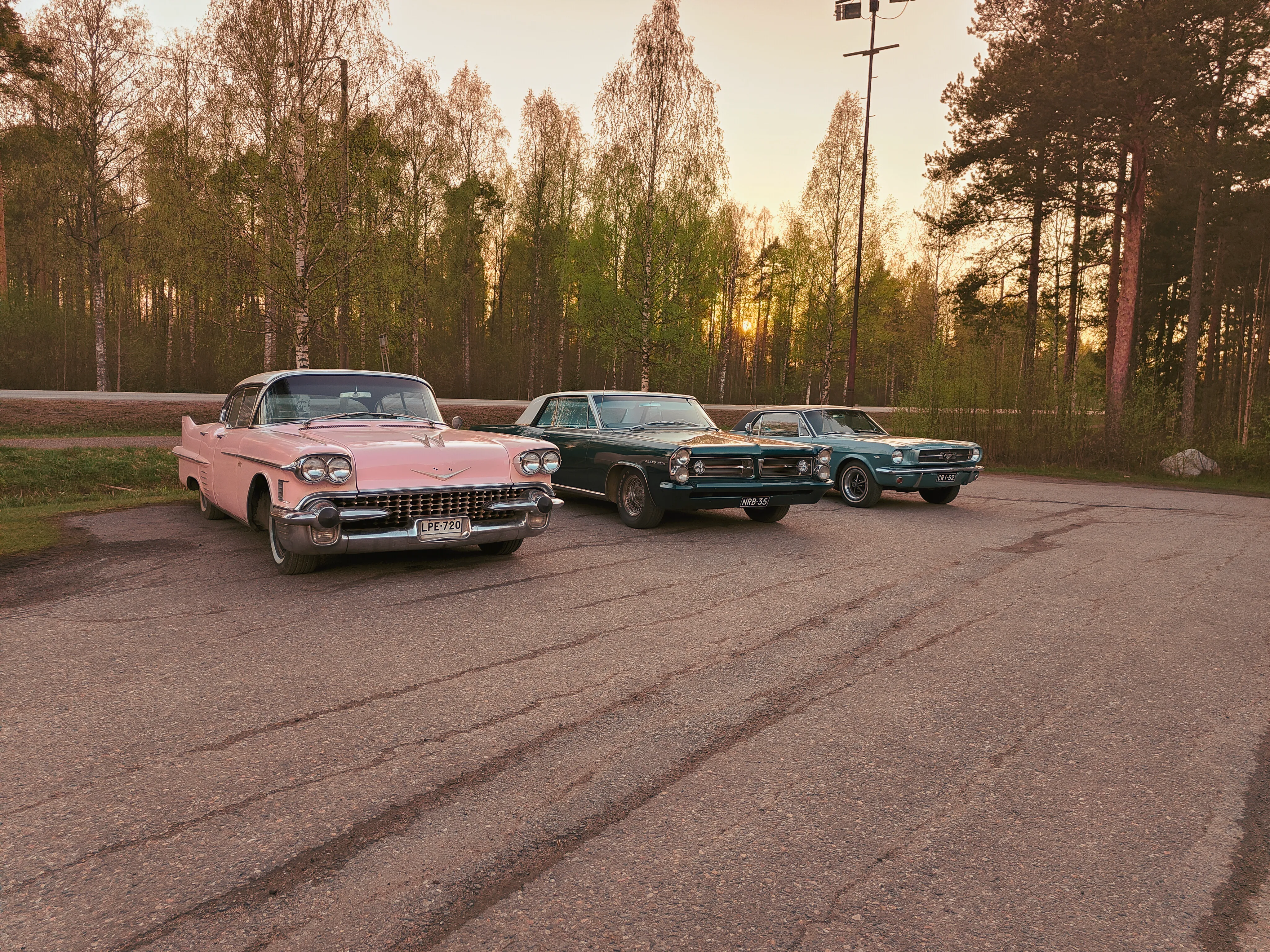 Klassikkoautoja Selostajatorpan parkkipaikalla kesällä 2025.