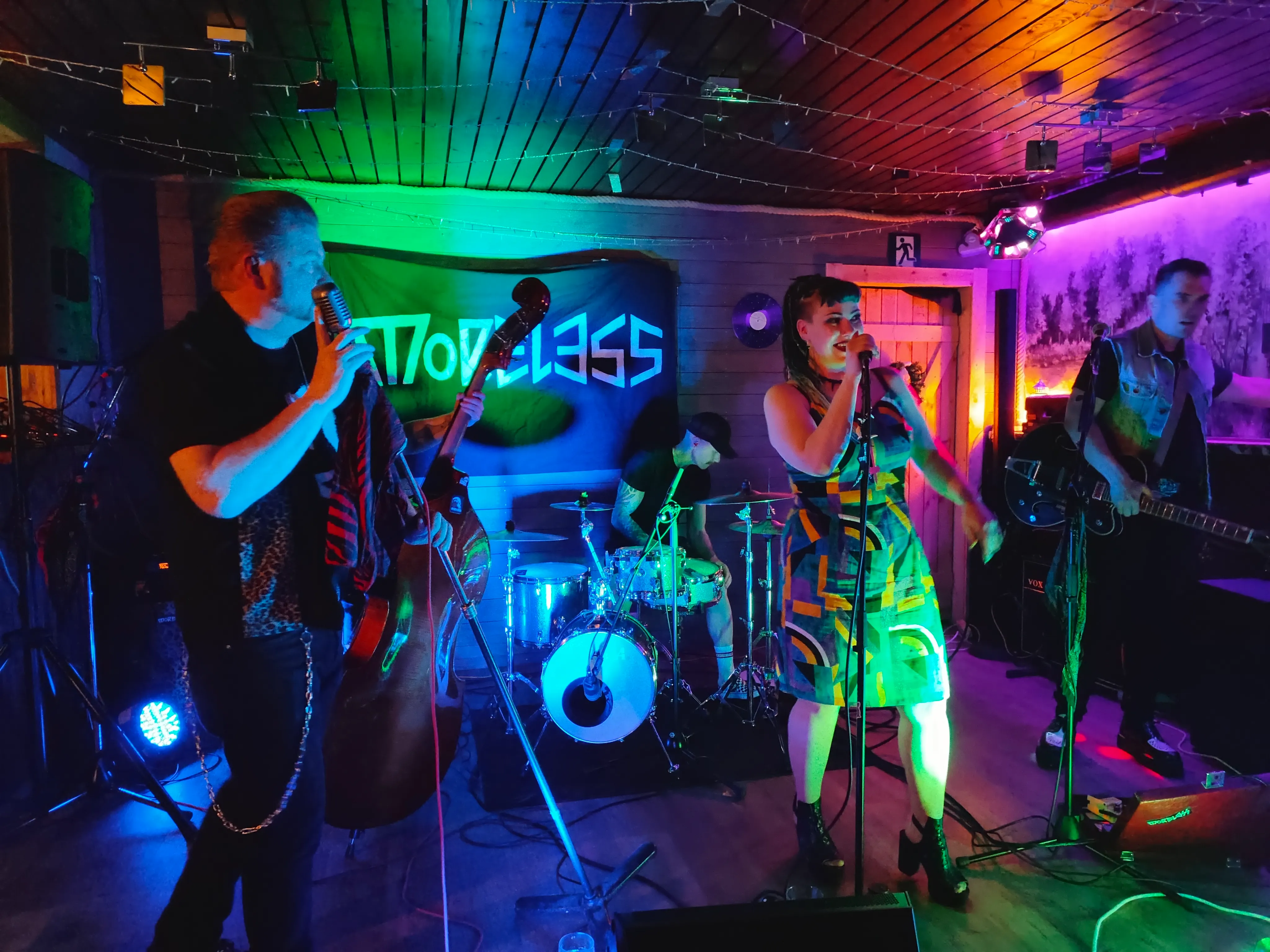 Moreless bändi esiintymässä kesäkauden avajaisissa 2025.