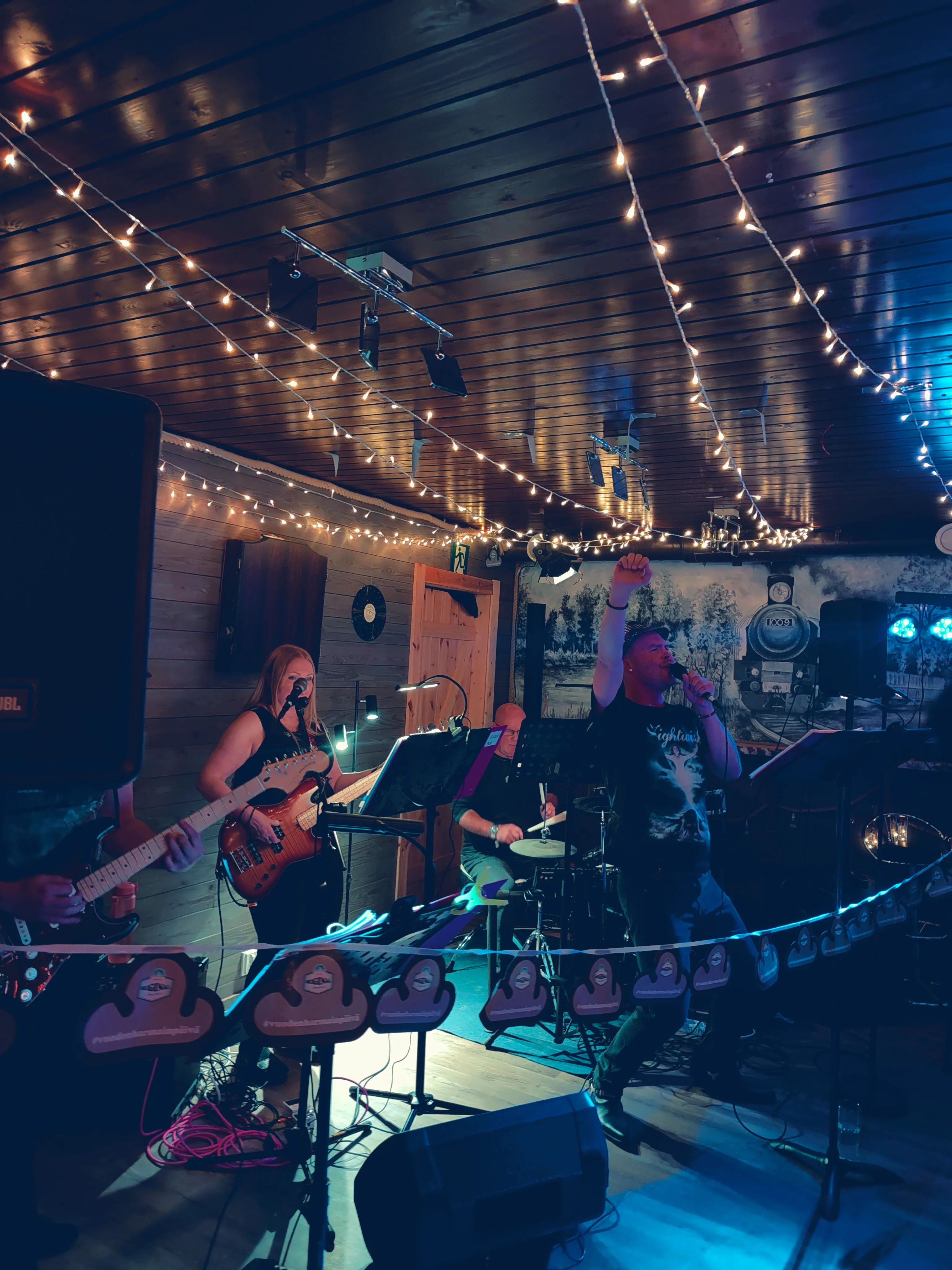 Tanssiyhtye Itätuuli esiintymässä torpalla.