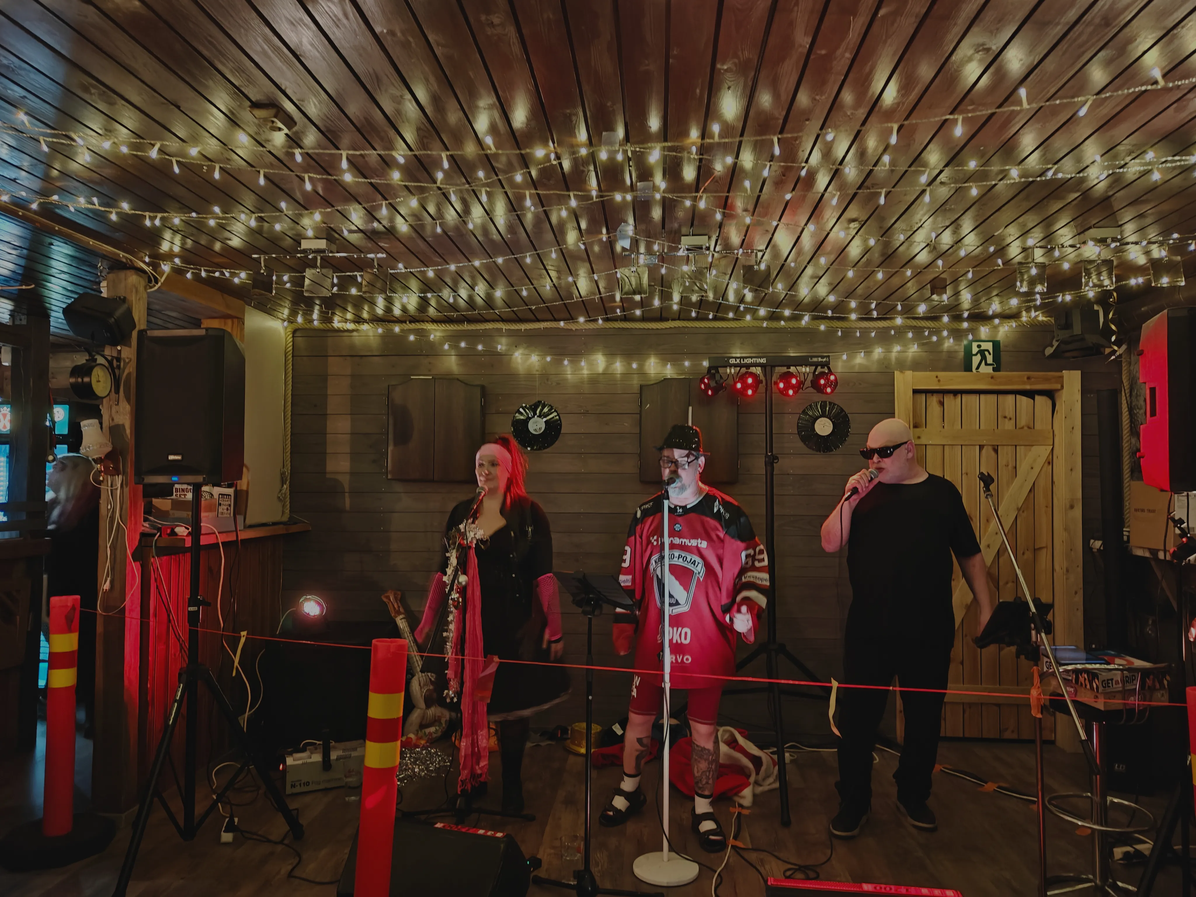 Hyvää tunnelmaa, keikalla Patu ja sen kaveri.