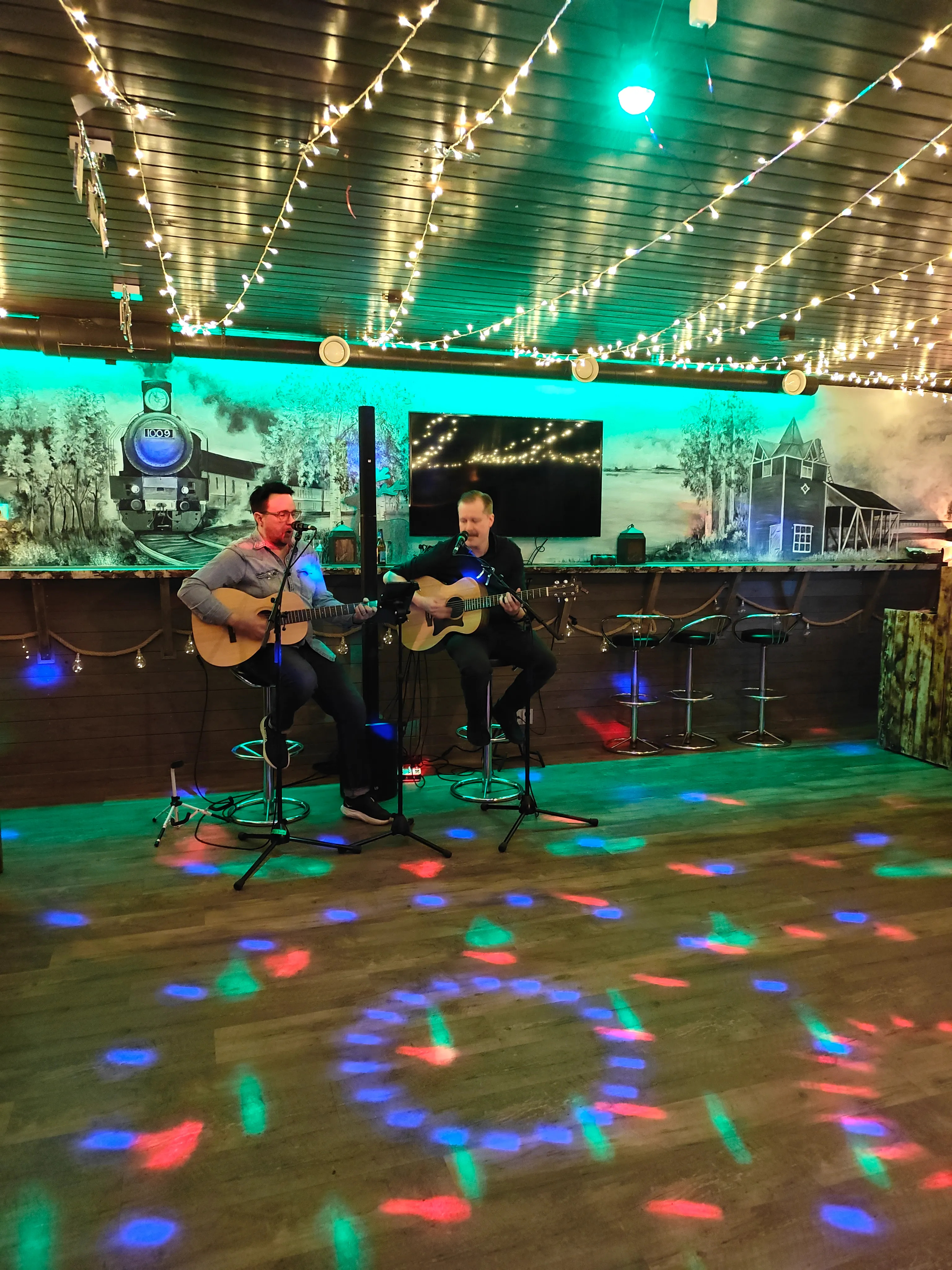 Livemusiikkia akustisesti.