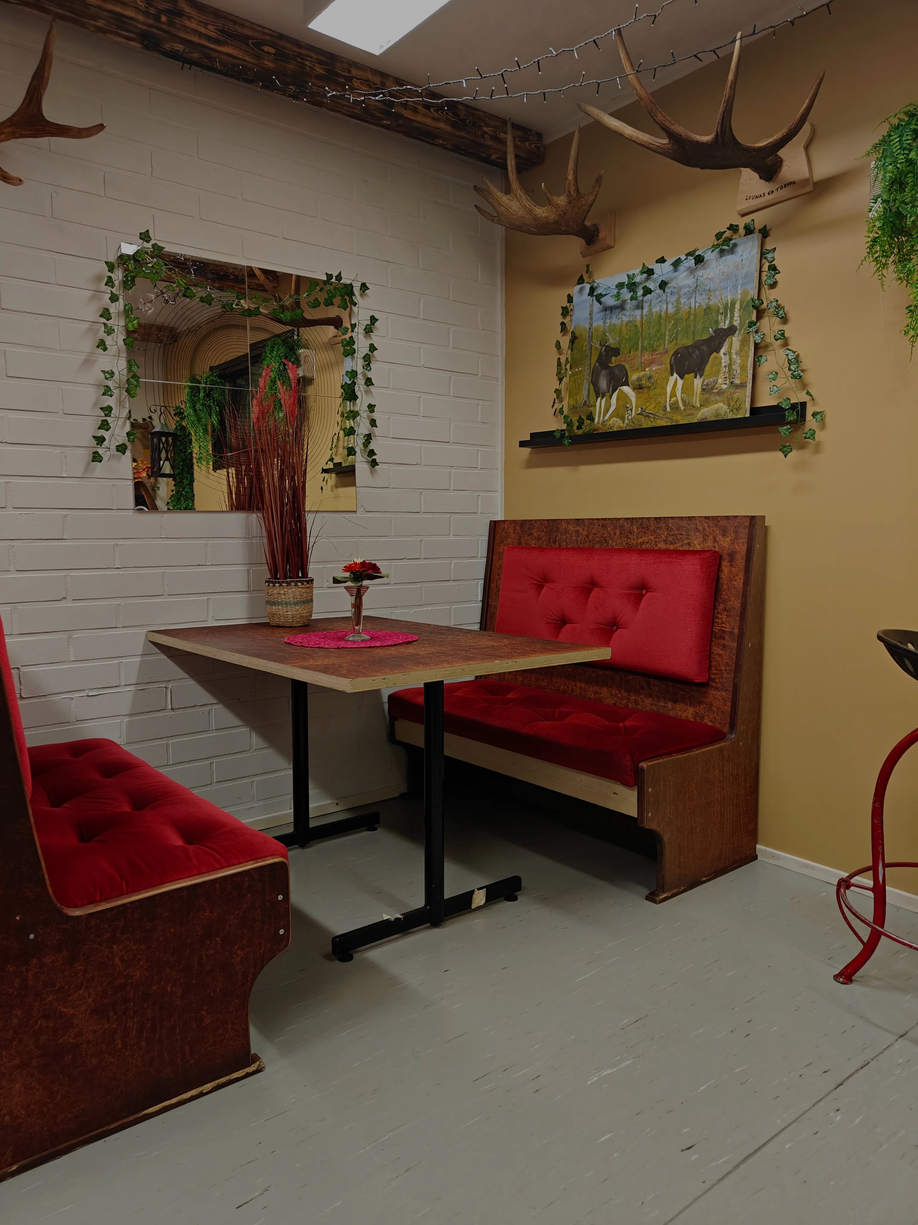 Viihtyisä sisustus tukee kyläbaarin tunnelmaa.